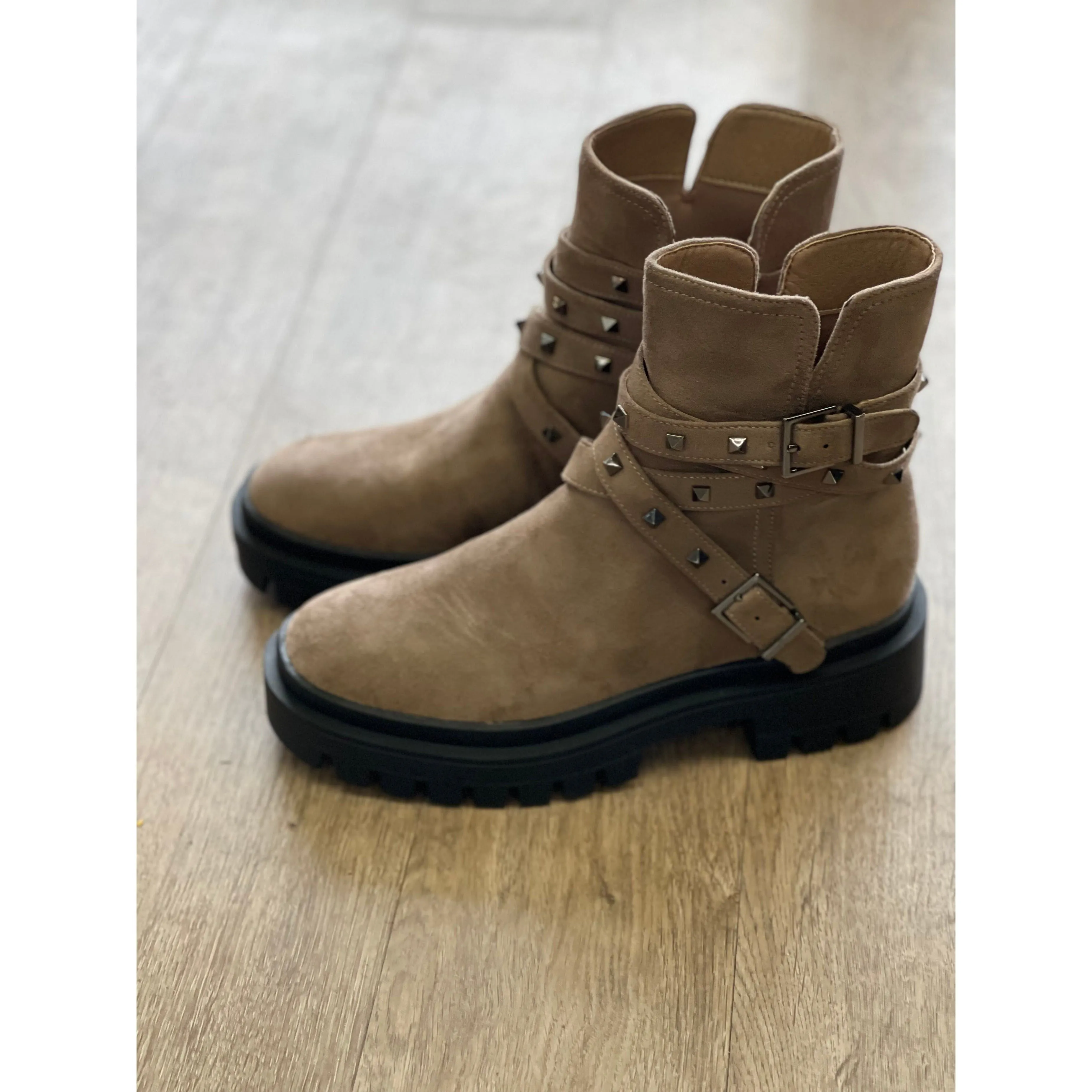 Yordana Tan Boots